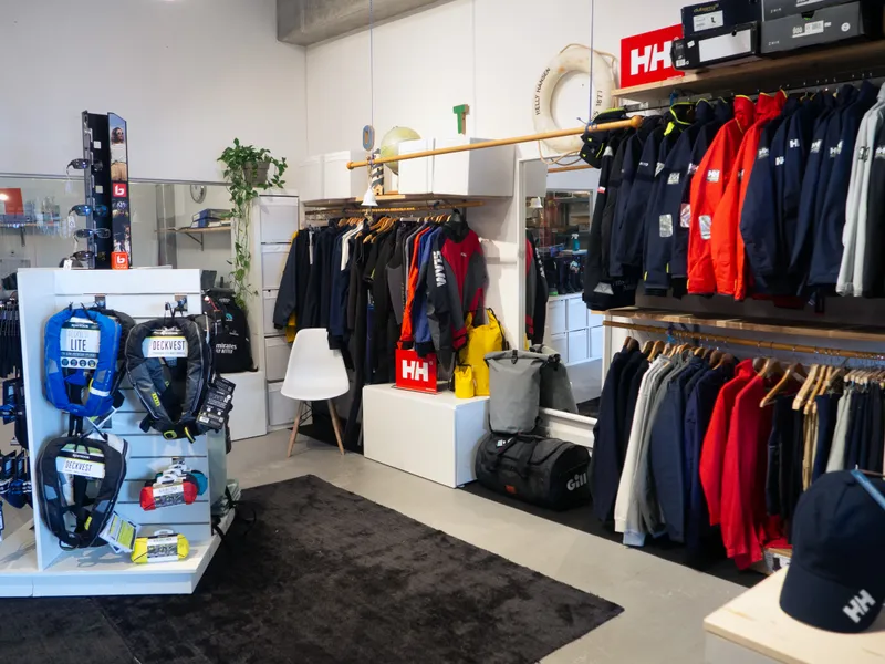 Racó del showroom amb armilles autoinflables, jaquetes i accessoris de coberta.